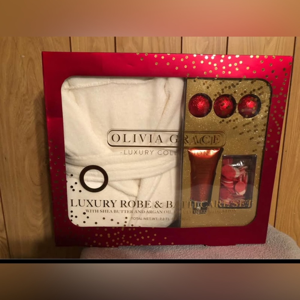 Olivia Rae Luxury Bath Set - White and Red With Robe